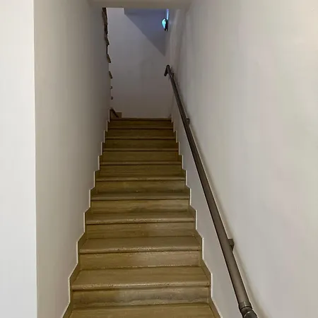 Hana * Tirana