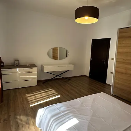 Hana Tirana